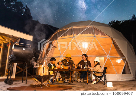 Family enjoying glamping 108099407