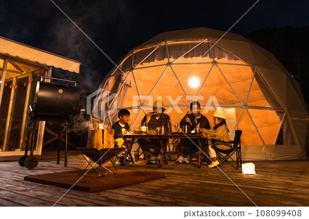 Family enjoying glamping 108099408