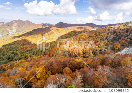 Yamagata Zao in autumn, landscape of the Zao mountain range with autumn leaves, Yamagata City, Yamagata Prefecture Yamagata Zao in autumn, landscape of the Zao mountain range with autumn leaves, Yamagata City, Yamagata Prefecture 108099825