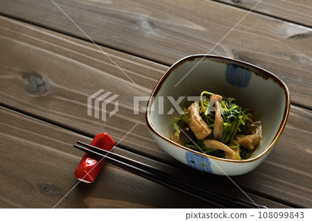 Soaking bean sprouts Soaking bean sprouts 108099843