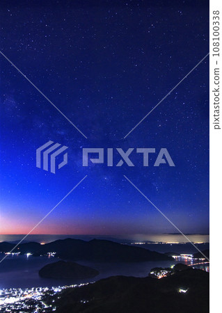 瀨戶內的冬季星空：日出天空中的銀河 108100338