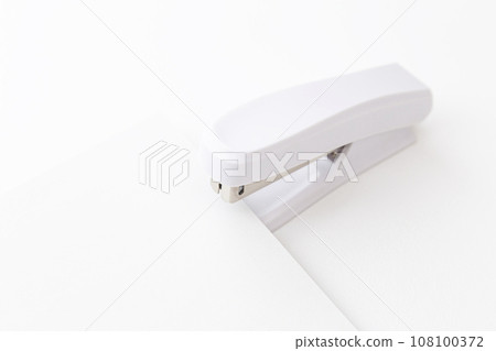訂書機和紙白色背景 108100372