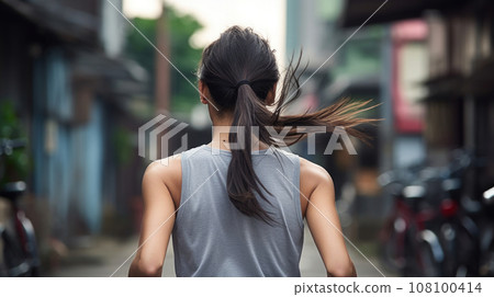 AI 生成的圖像：一位穿著馬尾背心在亞洲城市跑步的女性 108100414