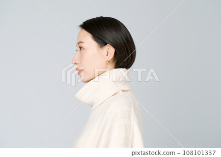 Profile portrait of a middle-aged woman 108101337