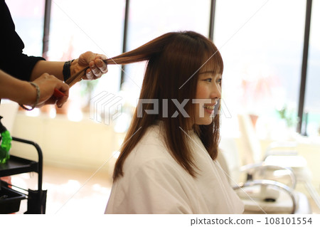 男理髮師給女人剪頭髮 108101554