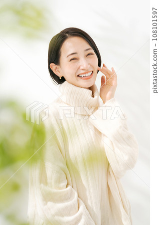 A woman who feels moisturized skin 108101597