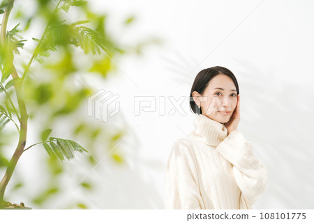 A woman who feels moisturized skin 108101775