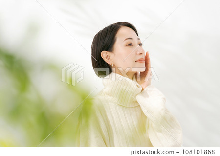 A woman who feels moisturized skin 108101868