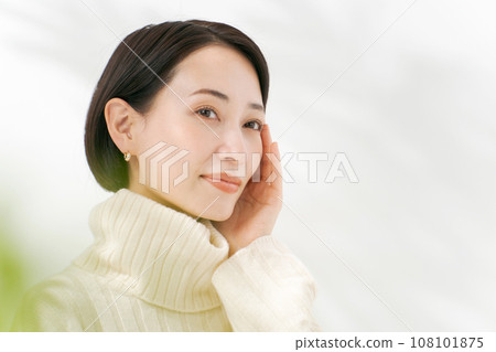 A woman who feels moisturized skin 108101875
