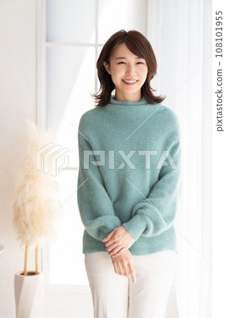 一個年輕的女人在房間裡放鬆 一個年輕的女人在房間裡放鬆 108101955