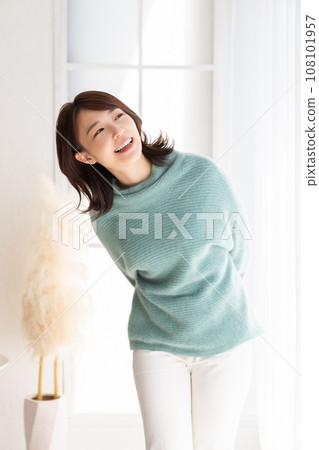 一個年輕的女人在房間裡放鬆 108101957