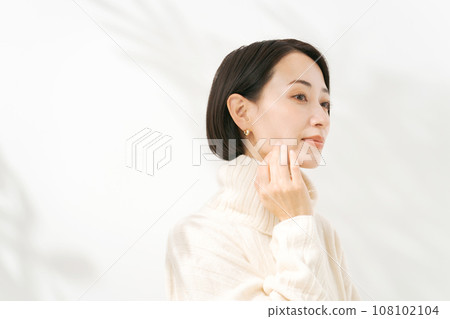 A woman who feels moisturized skin 108102104