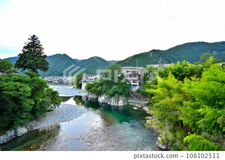 [岐阜縣] 下呂市小坂町，深翠的山脈和飛驒川的風景 108102511