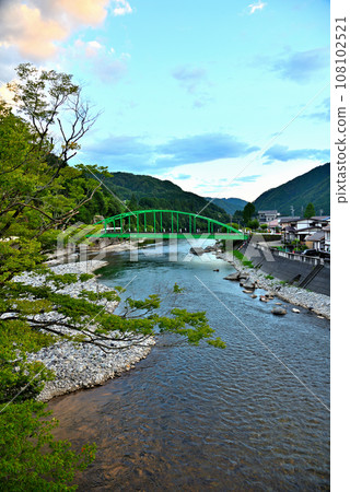 [岐阜縣] 下呂市小坂町，深翠的山脈和飛驒川的風景 108102521