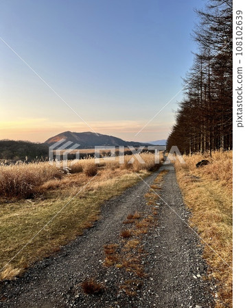 秋天的高原被山脈和遠處的夕陽照亮 秋天的高原被山脈和遠處的夕陽照亮 108102639