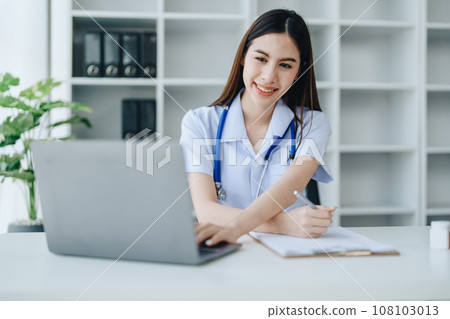 The doctor is checking the patient's history before giving treatment. 108103013