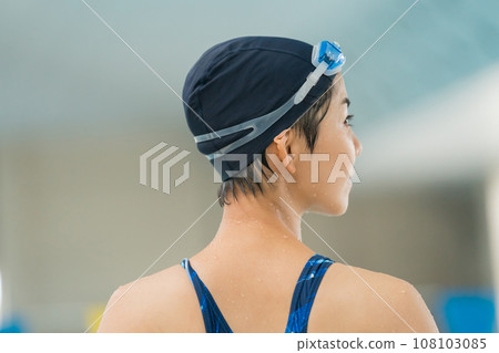 adult swimming adult swimming 108103085