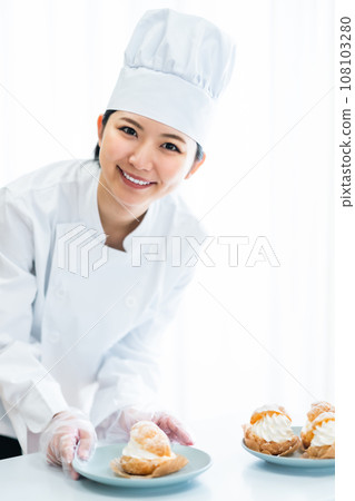 Apprentice pastry chef attending confectionery school 108103280