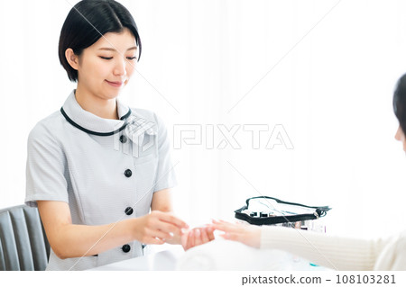 [Beauty] Nail artist doing hand care 108103281