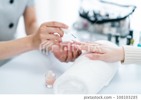 [Beauty] Nail artist doing hand care 108103285