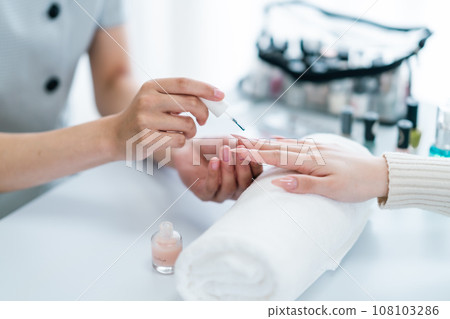 [Beauty] Nail artist doing hand care 108103286