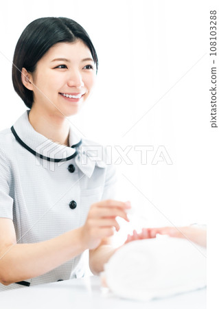 [Beauty] Nail artist doing hand care 108103288