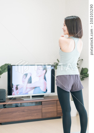 舒展在客廳的一個少婦 108103290