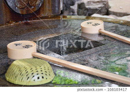 One grain of water (Shinagawa Shrine Setsusha, Ana Inari Shrine Shimosha) Shinagawa Ward, Tokyo One grain of water (Shinagawa Shrine Setsusha, Ana Inari Shrine Shimosha) Shinagawa Ward, Tokyo 108103417