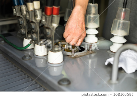 私人電力工作間變壓器絕緣油檢查 108103595