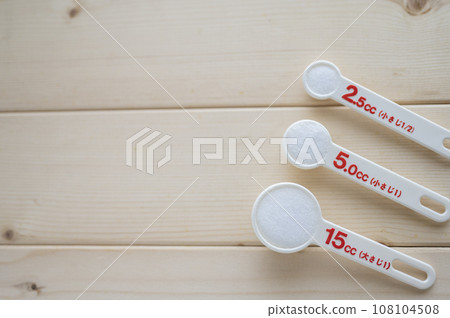 放在桌上的輕勺 108104508