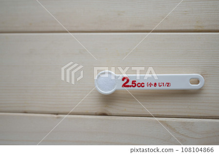 用量匙加入 1/2 茶匙鹽 108104866