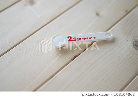 用量匙加入 1/2 茶匙鹽 用量匙加入 1/2 茶匙鹽 108104868