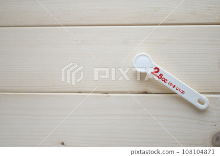 1/2 teaspoon salt with a measuring spoon 1/2 teaspoon salt with a measuring spoon 108104871