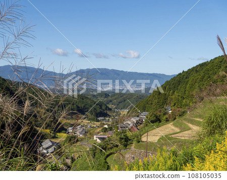 秋草生長的村上明日香梯田景觀 108105035