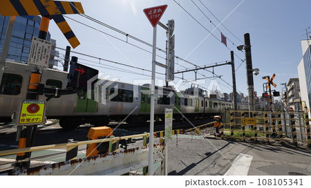 The only remaining level crossing on the JR Yamanote Line as of 2023, “No. 2 Nakazato Level Crossing” (Kita-ku, Tokyo) 108105341