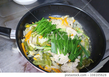 火鍋菜式:韭菜煲湯! ! 火鍋菜式:韭菜煲湯! ! 108105628
