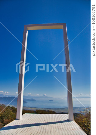 琵琶湖函館山美麗的鮮紅色地膚子 108105791