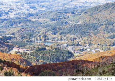 秋天的山形藏王 藏王索道 從地藏山頂站看到的藏王溫泉街 山形縣山形市 108106187