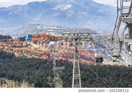 秋天的山形藏王，從山形縣山形市百萬院露台看到的藏王索道山頂線 108106332