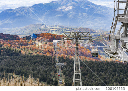 秋天的山形藏王，從山形縣山形市百萬院露台看到的藏王索道山頂線 108106333