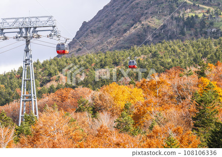 秋天的山形藏王，從山形縣山形市百萬院露台看到的藏王索道山頂線 108106336