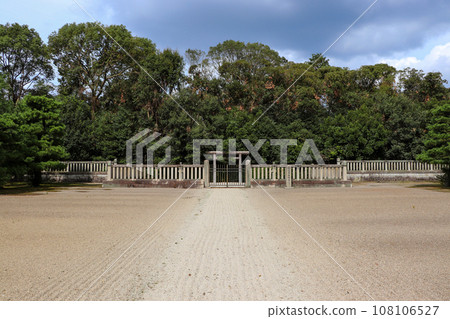 Kyoto Fushimi/Emperor Kanmu Mausoleum 108106527