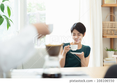 在客廳喝咖啡的女人 108106550