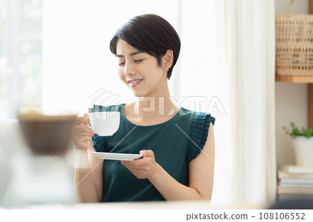 在客廳喝咖啡的女人 108106552
