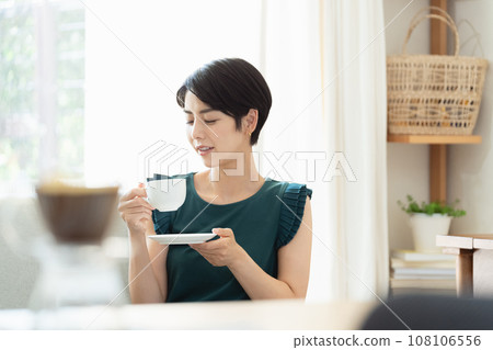woman drinking coffee in the living room 108106556