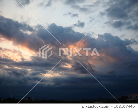 西邊的天空在夕陽的照耀下神秘地閃耀著光芒 西邊的天空在夕陽的照耀下神秘地閃耀著光芒 108107440