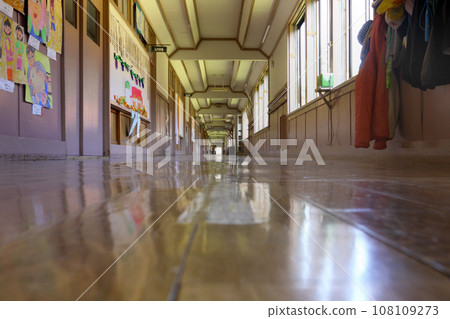 舊鰺澤町赤石小學關閉 當時日本最長的走廊 舊鰺澤町赤石小學關閉 當時日本最長的走廊 108109273