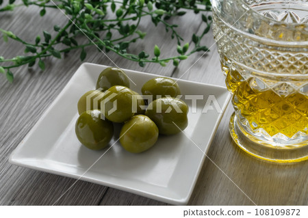olive olive oil 108109872