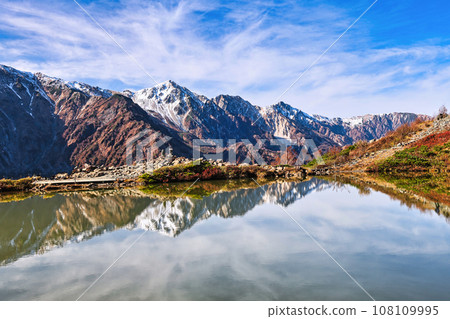 北阿爾卑斯山的白馬山和八方池,秋葉和雪蓋 北阿爾卑斯山的白馬山和八方池,秋葉和雪蓋 108109995