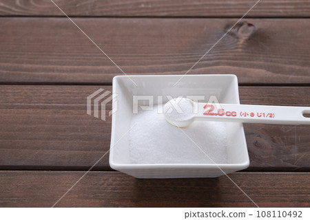 使用量匙，加入一茶匙鹽。 108110492